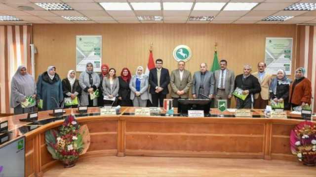 محافظ الشرقية يكرم الأمهات المثاليات بشهادات تقدير ومبالغ مالية