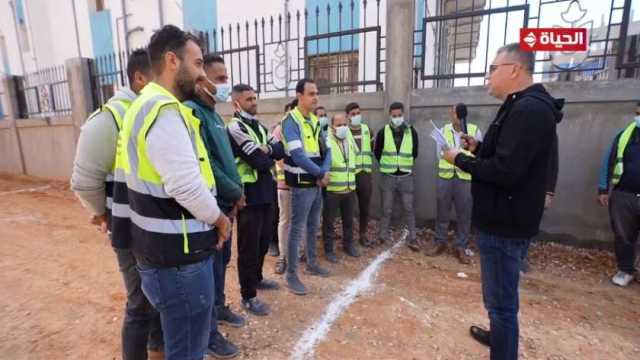 عمرو الليثي يمنح عمال مشروع رصف طريق سندبسط جوائز مالية
