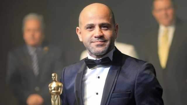 عزيز الشافعي يحتفل بتصدر أغنية الطعامة التريند