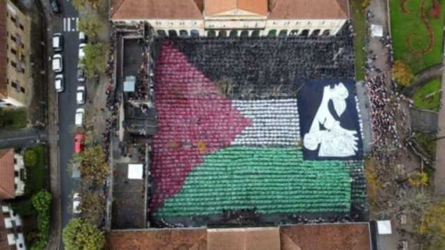 مئات الإسبان يرسمون علم فلسطين بأجسادهم.. «فسيفساء بشرية» (فيديو)