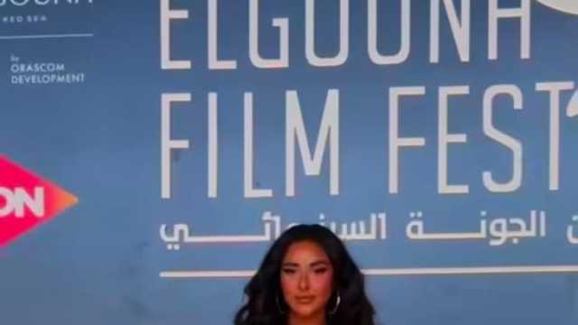 آية سماحة بـ«بدلة رجالي» على ريد كاربت مهرجان الجونة السينمائي (صور)