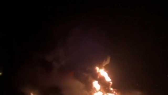 أوكرانيا تشعل حريقا في مخزن للنفط بجمهورية لوهانسك الروسية (فيديو)