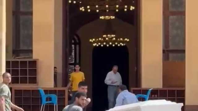 زوجة الفنان أشرف مصيلحي تتلو القرآن بجوار جثمانه قبل صلاة الجنازة