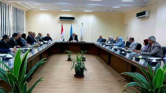 مجلس جامعة دمنهور يوافق على 9 قرارات جديدة.. اعرفها