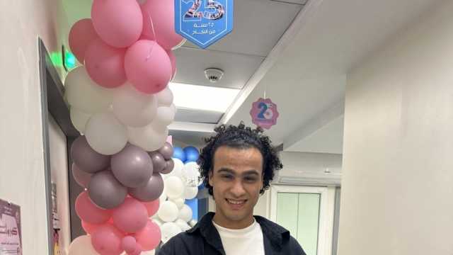 بعد نجاحه مع عمرو دياب.. شاعر «ياقمر» يطلق اسم الأغنية على مولودته