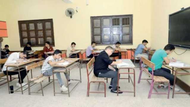 طلاب الثانوية العامة يؤدون امتحان الاقتصاد والإحصاء اليوم