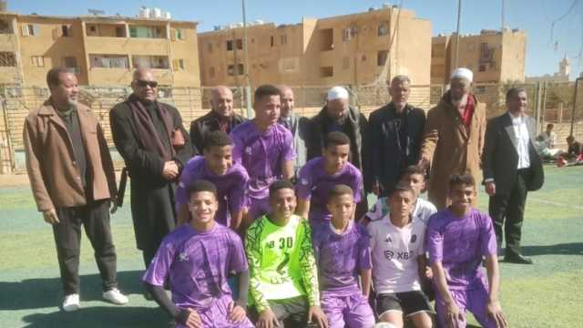 وكيل «تعليم مطروح» يشارك طلاب سيوة كرة القدم الخماسية في الملعب
