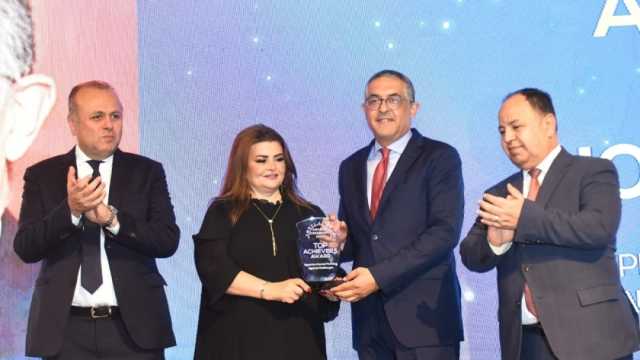 قمة «مصر للأفضل» تمنح هيئة الاستثمار جائزة الإنجاز المؤسسي