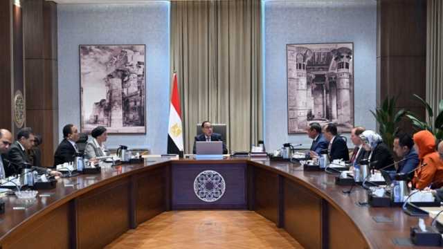 مدبولي يوجه بسرعة الانتهاء من خطة تحويل الحافلات للعمل بالغاز الطبيعي