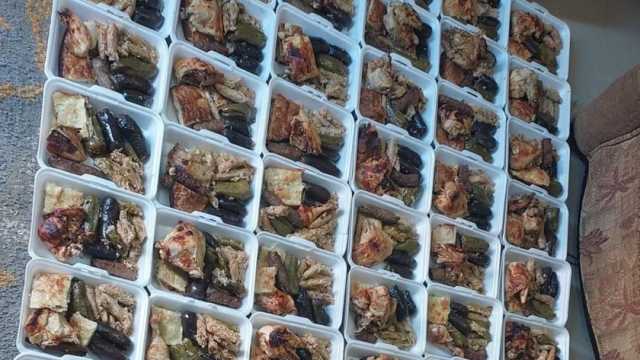احتفالا بشهر رجب.. توزيع وجبات على الفلسطينيين وكبار السن في الشرقية