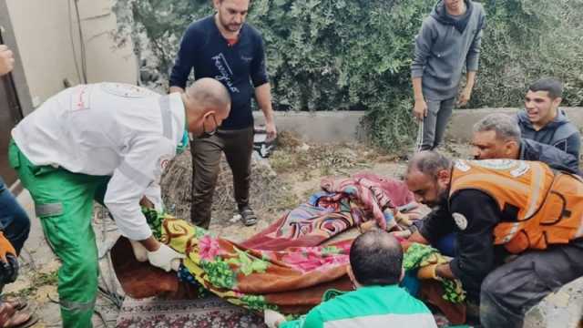 «الاحتلال الإسرائيلي» يستهدف سيارة إسعاف بها 11 مصابا في غزة