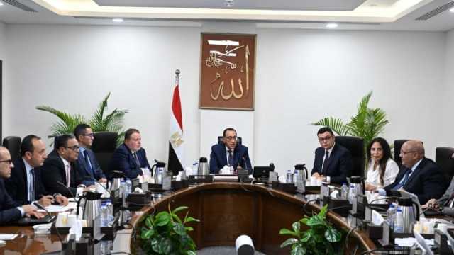 رئيس الوزراء يناقش مسودة قانون تأسيس ونظام عمل مراكز المال والأعمال