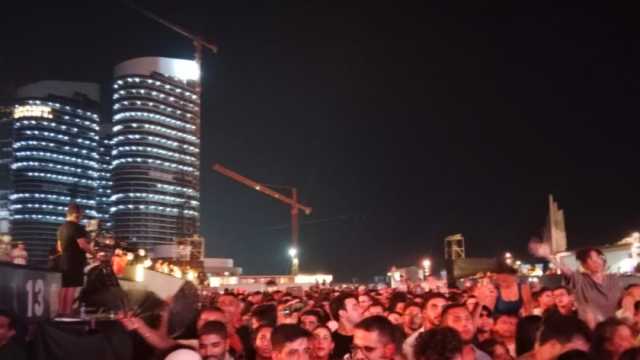 الجمهور يحتشد بـ أرينا العلمين قبل صعود كايروكي على المسرح