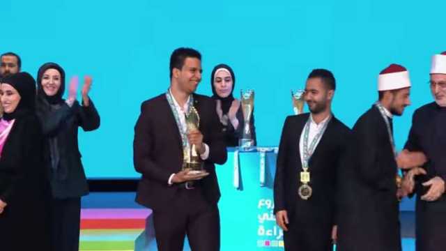 بعد رحلة 1000 كتاب.. «أيمن» يفوز بمسابقة القارئ الماسي