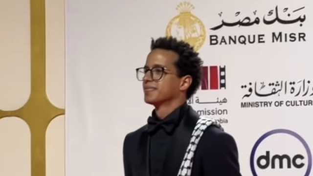 طه دسوقي بالكوفية الفلسطينية في افتتاح مهرجان القاهرة السينمائي