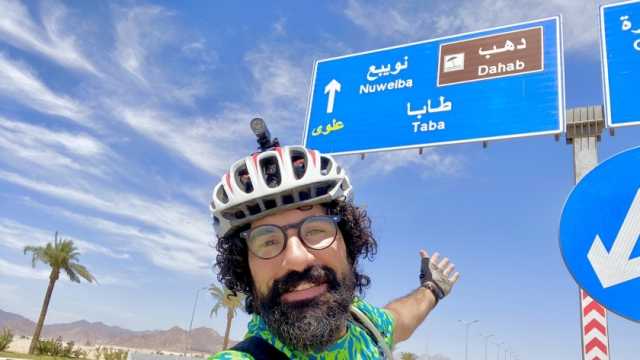 شاب مصري يسافر على دراجة لأداء فريضة الحج.. متى يصل إلى مكة؟