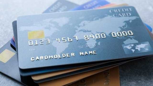 ماذا يعني قرار «المركزي» بشأن تيسير السحب من الخارج ببطاقات الائتمان؟