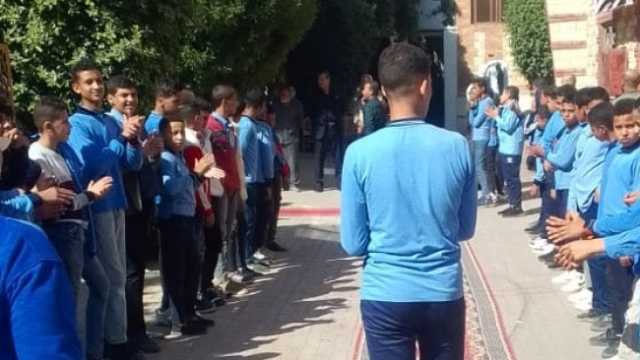 ممر شرفي بالورود لمدير إدارة البداري التعليمية بأسيوط لبلوغه سن المعاش