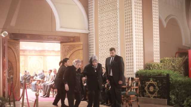 خالد زكي وعفاف شعيب وأحمد عبد العزيز يصلون عزاء عثمان محمد علي