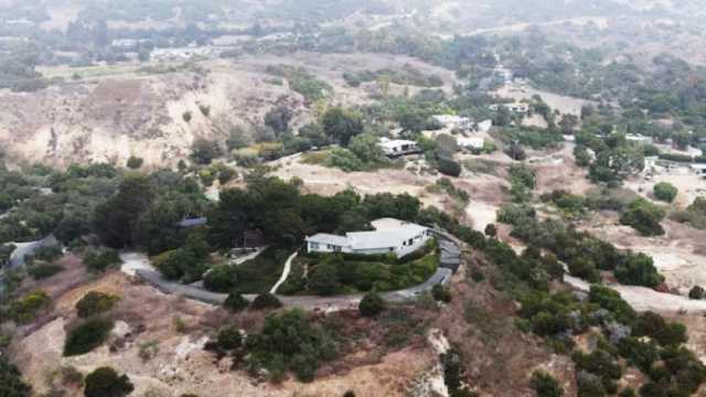 طوارئ في كاليفورنيا.. انهيار أرضي يقطع المرافق عن 245 منزلا