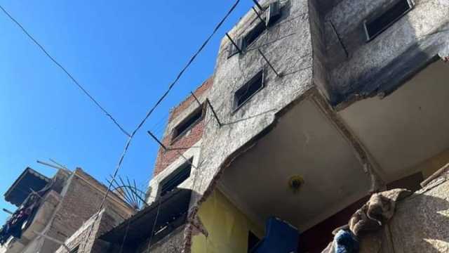 إزالة جزء من عقار في غرب الإسكندرية لخطورته الداهمة (صور)