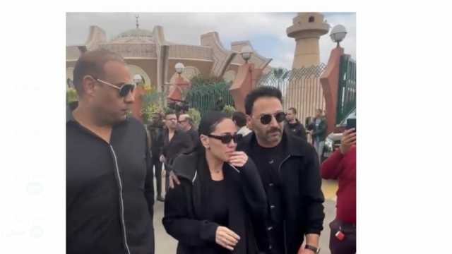 بكاء تامر حسني ومي فاروق وجنات في جنازة الملحن محمد رحيم