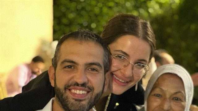 نجوم الفن يعزون شام الذهبي في وفاة جدة زوجها