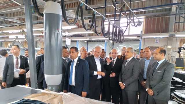 محافظ بني سويف ووزير العمل يتفقدان منطقة الصناعات المتوسطة بشرق النيل