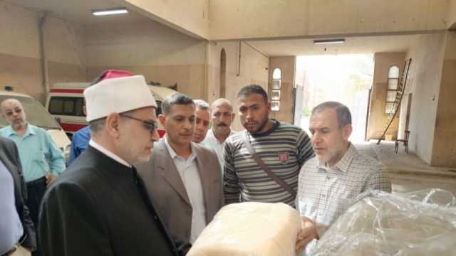 رئيس جامعة الأزهر يتفقد تجهيزات قافلة دعم أهالي غزة (صور)
