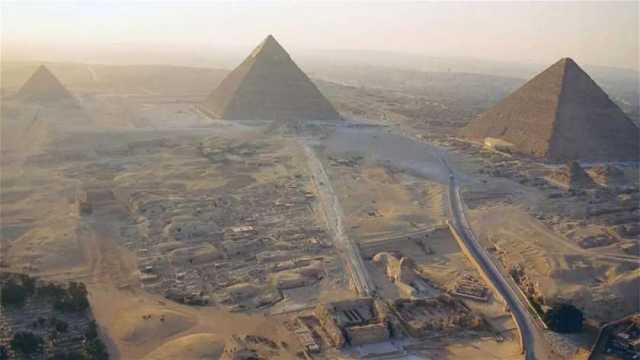 هيكل ضخم أمام الهرم الأكبر قد يقود العلماء لاكتشاف مذهل.. صخرة أم مقبرة جديدة؟