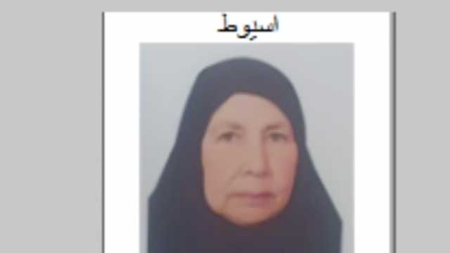الأم المثالية بأسيوط.. عملت في مخابز القرية لتعليم بناتها بعد رحيل الزوج