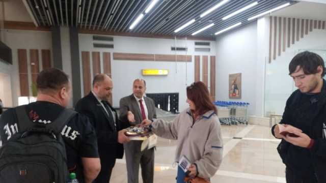 استقبال أول رحلة سياح من بيلاروسيا تصل مطار العلمين الدولي (صور)