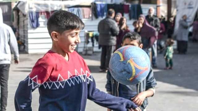 «حامد» يهوّن على الصغار أصوات القنابل والصواريخ: «اعتبروها ألعاب نارية»