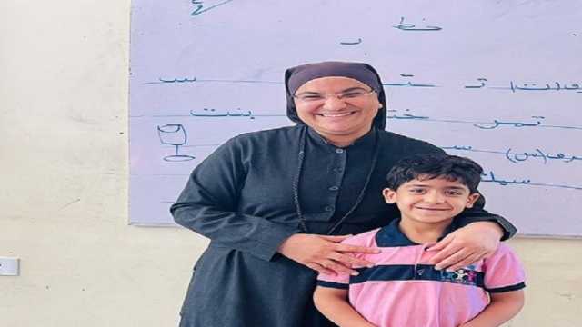 مدرسة ببني سويف تكرم طالبا في الابتدائية أعاد مبلغا ماليا عثر عليه