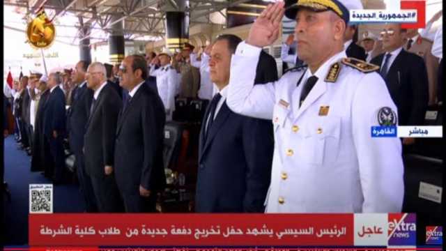 خريجو كلية الشرطة يؤدون سلام الشهيد أمام الرئيس السيسي