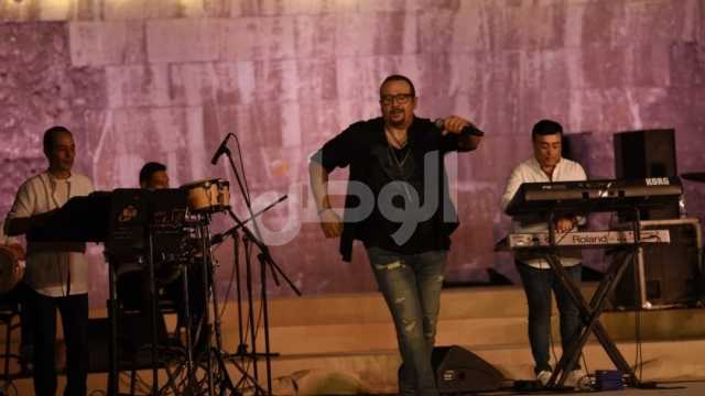 هشام عباس و«سيمون» في أمسية بنكهة «التسعينات» مع جمهور القلعة