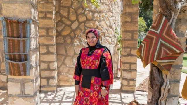 سجاد يدوي صديق للبيئة.. «زينب» حضرت من أرض الفيروز للمشاركة في معرض تراثنا