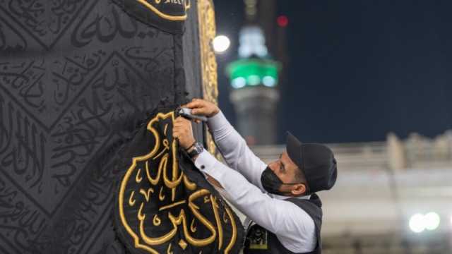 صور من داخل الحرم المكي تكشف مراحل تغيير كسوة الكعبة استعدادا لموسم الحج