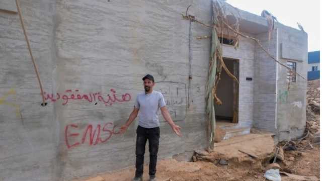 شاب ليبي يعيش مأساة مفجعة بعد العاصفة دانيال بسبب أبيه وأخيه
