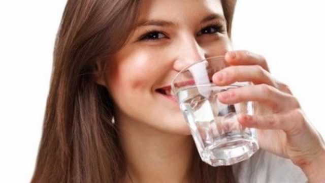 عادة خاطئة لا تفعلها عند تناول الطعام.. حسام موافي يحذر