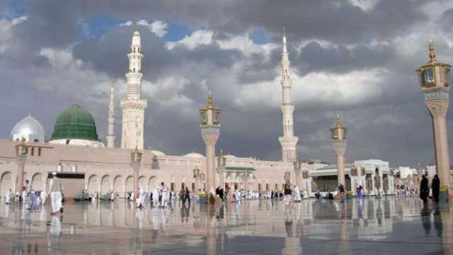 تداول فيديوهات لهطول أمطار في المسجد الحرام.. تجمعت تحت أقدام المصلين