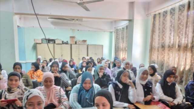 إقبال طلاب الإعدادية على مجموعات الدعم المدرسي في الأقصر (صور)