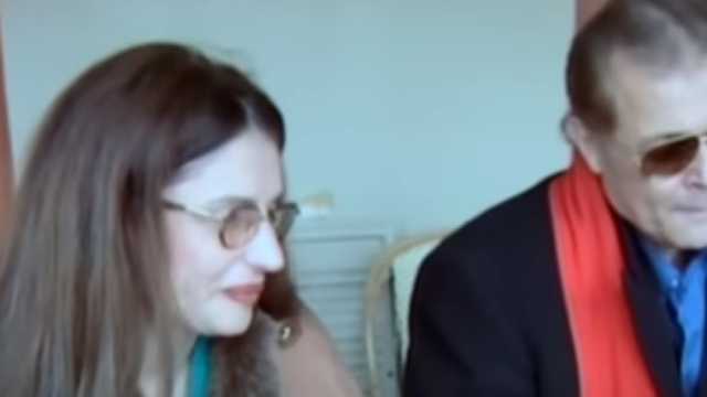 ذكرى ميلاد محمود عبد العزيز.. تفاصيل ظهور نادر مع زوجته الأولى