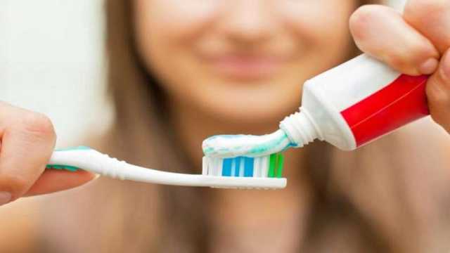 يعالج الكسور الناتجة عن هشاشة العظام.. اكتشاف مكون سحري في معجون الأسنان