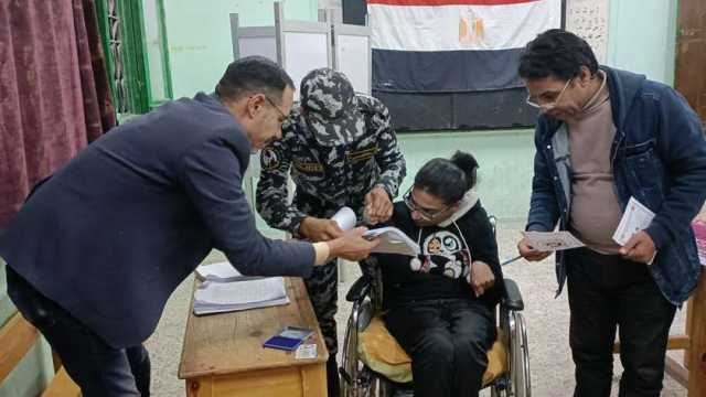 «منيرة» مصابة بشلل دماغي تدلي بصوتها في الانتخابات: «طايرة من الفرحة»
