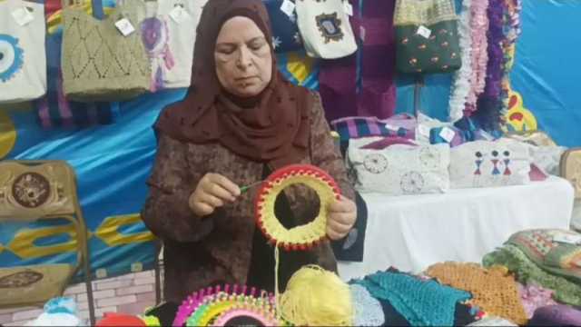 «النول اليدوي» وسيلة «ميرفت» لبدء مشروعها الخاص.. إيدها تتلف في حرير
