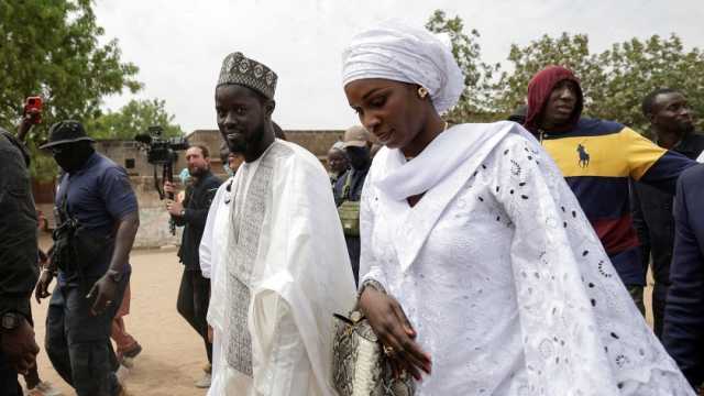 أول رئيس يجمع بين زوجتين.. من تحمل لقب السيدة الأولى في السنغال؟