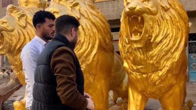 «وحوش المنصورة».. أسود عملاقة مطلية بالذهب عيار 18