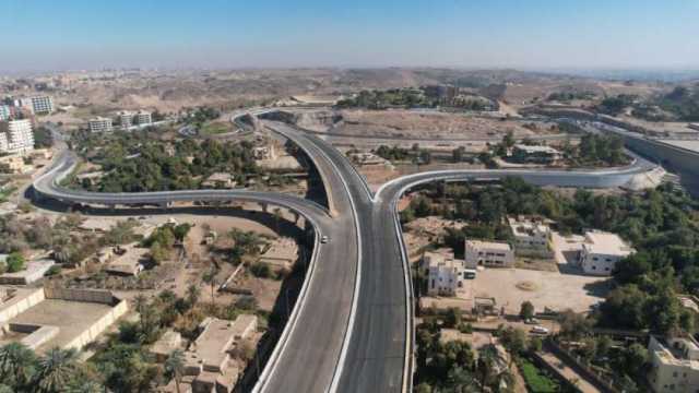 «النقل» ترصد أعمال تنفيذ محور بديل خزان أسوان (صور)