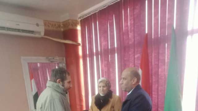 «العمل» تسلم منح وإعانات اجتماعية وصحية للعمالة غير المنتظمة في الإسماعيلية